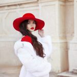 vrouw met witte fake fur caot