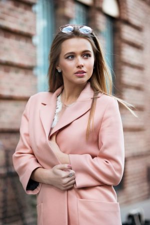 Vrouw met roze blazer - meest opvallende modetrends voor 2017