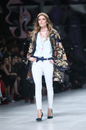 Vrouw met gebloemde blouse - meest opvallende modetrends voor 2017