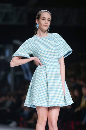 Vrouw in jurk met gingham print