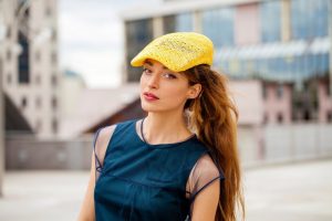 Vrouw met blauwe jurk - modekleuren