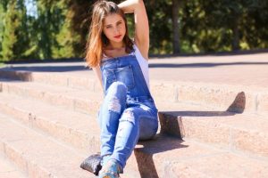 Vrouw met tuinbroek - denim trends