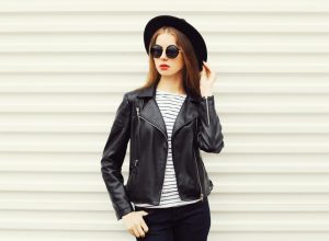 Vrouw met zwart-wit look