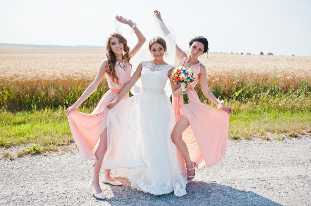Bruid en bruidsmeisjes met jurk - bruiloft