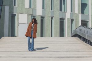Vrouw met flared jeans - denim items