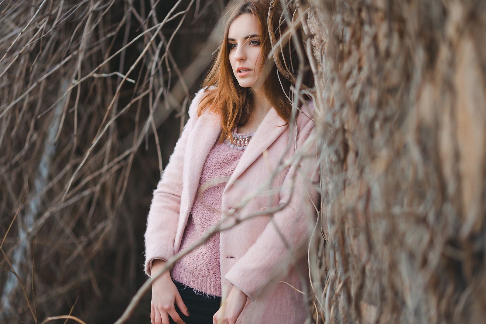 Vrouw met herfst items in roze kleur