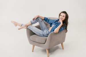 Vrouw in double denim outfit
