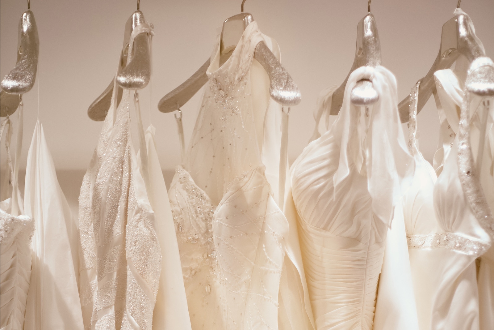 Winkel met bruidsjurken - bruidsjurk