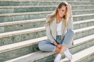 Vrouw met kick flare jeans