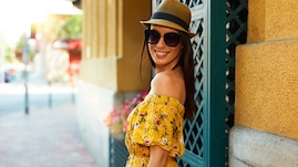 Vrouw met zomeroutfit en hoed