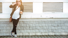 Zwangere fashionable vrouw