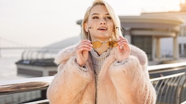 Vrouw met roze teddy coat