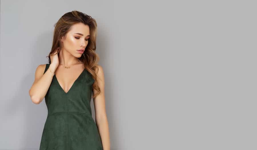 Brunette met trendy groene jurk