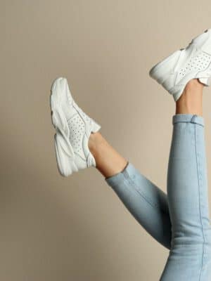 Fashionable witte sneakers basics garderobe