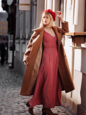 Lange jurk trenchcoat onmisbare items kledingkast essentials