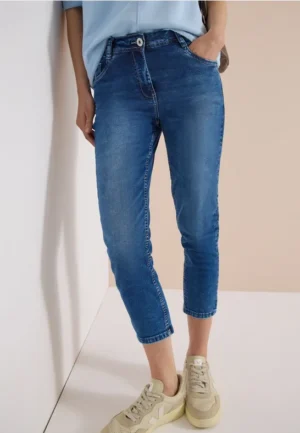 3/4 Slim Leg jeans in Slim Fit