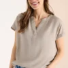 Blouse met korte mouwen en gespleten hals