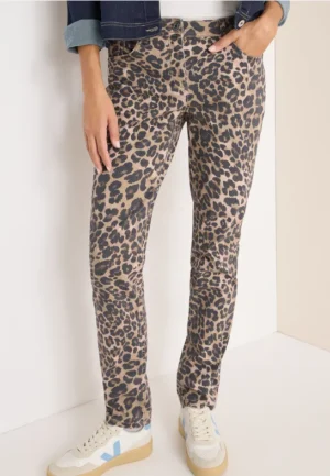 Jeans in leo look