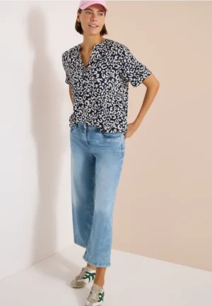 Split hals blouse met leo patroon