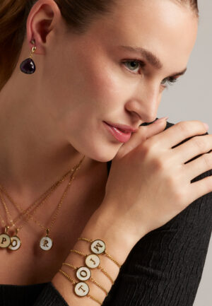 Alternative view of Luxenter armband in wit parelmoer afgewerkt in 18K geel goud - Alfabet
