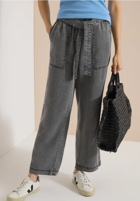 Broek met Wide Leg pijpen en een strikriem