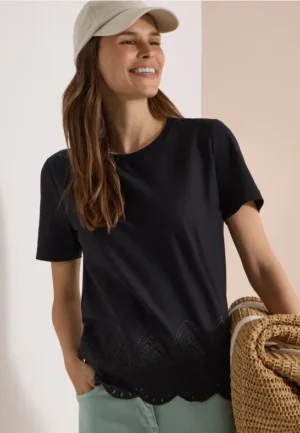 Shirt met borduursel op de zoom
