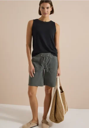 Top met boothals en kanten details