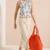 Top met gespleten hals en rimpels