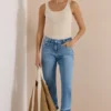 Jeans met Straight Leg pijpen en een rafelige zoom