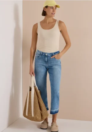 Jeans met Straight Leg pijpen en een rafelige zoom