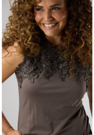 Label Dot - Taupe | Dames | Top | Taupe | 38 | regular | Kamst mode